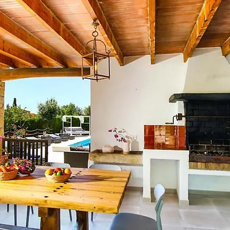 Spend Your Days Relaxing In Comfort Apartment Pula